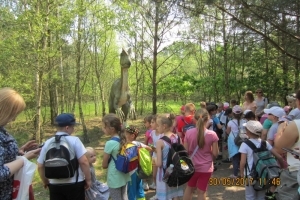 Wycieczka klas drugich do Parku Dinozaurów w Nowinach Wielkich